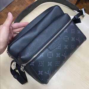 Super smooth .. no scrathes .. 99% smooth ..100% authentic